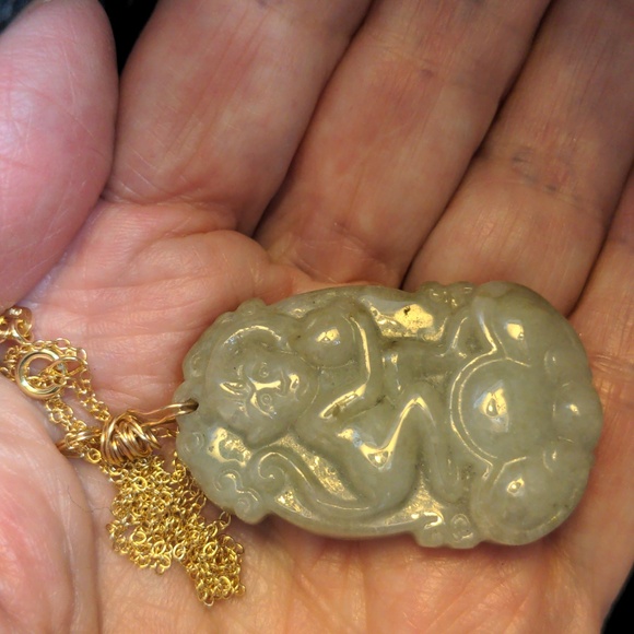 Genuine Jade carved pendant necklace.  Burmese celadon.  18k over 925 chain. - Picture 6 of 7
